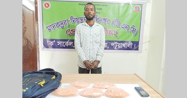 পটুয়াখালীতে বাসে তল্লাশি, ১০ হাজার ইয়াবাসহ যাত্রী আটক