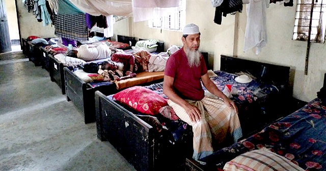 ভোলায় বৃদ্ধাশ্রমে ভালো নেই বাবারা, কেঁদে কেঁদেই সময় পার