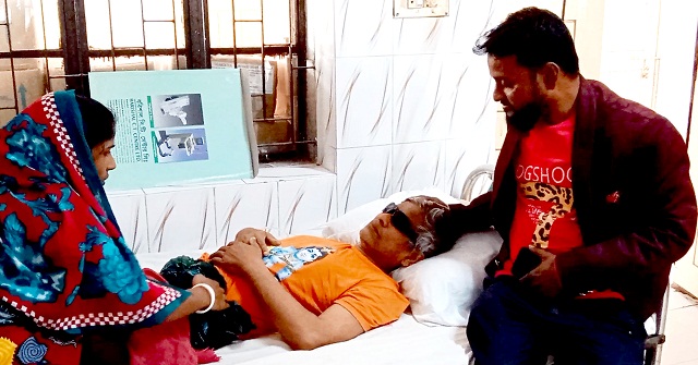 ঝালকাঠির দৃষ্টিহীন সুপারি বিক্রেতার চিকিৎসার দায়িত্ব নিলেন ছবির হোসেন
