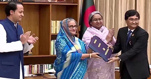  প্রধানমন্ত্রীর কাছে এইচএসসির ফল হস্তান্তর,