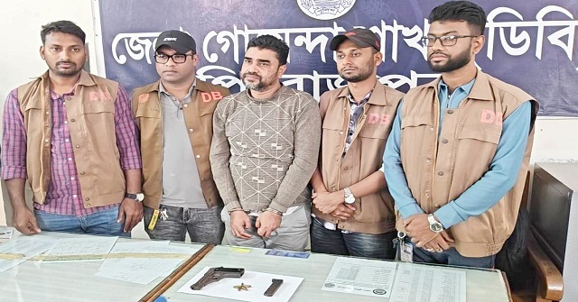 ভাণ্ডারিয়ায় বিদেশী পিস্তল, গুলি ও ম্যাগজিনসহ গ্রেপ্তার ১