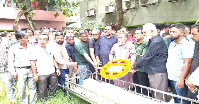 সহকর্মী-স্বজনদের চোখের জলে জ্যেষ্ঠ সাংবাদিক পুলক চ্যাটার্জিকে শেষ বিদায়