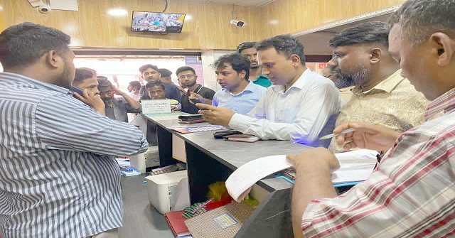 বরিশালে অতিরিক্ত ভাড়া আদায়ে জরিমানা করায় বিআরটি‍‍এ’র পরির্দশকের ওপর চড়াও
