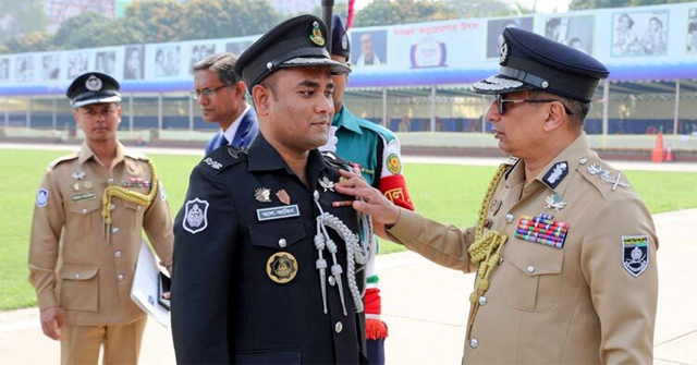 পুলিশের ৪৮৮ কর্মকর্তা ও সদস্য পেলেন আইজি’জ ব্যাজ
