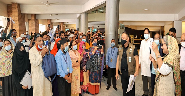 ১০ টাকায় টিকিট কেটে চোখ পরীক্ষা করালেন প্রধানমন্ত্রী
