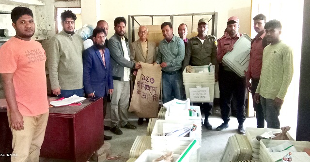 মনপুরায় ভোট কেন্দ্রের প্রিজাইডিং কর্মকর্তা কাছে মালামাল বিতরণ