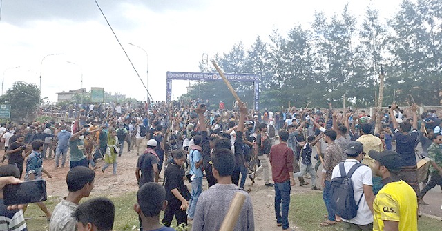 বরিশাল বিশ্ববিদ্যালয়ের শিক্ষার্থী-পুলিশের সংঘর্ষে আহত অর্ধশত