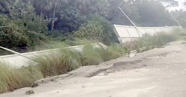 ফের ধসে পড়ল পায়রা বন্দরের আবাসিক এলাকার সীমানা দেওয়াল
