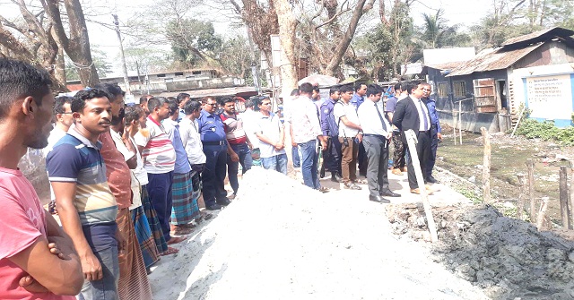  ঝালাকঠিতে খাল ভরাট করে ডিপড্রেন নির্মাণ কাজ বন্ধ করে দিলেন ডিসি