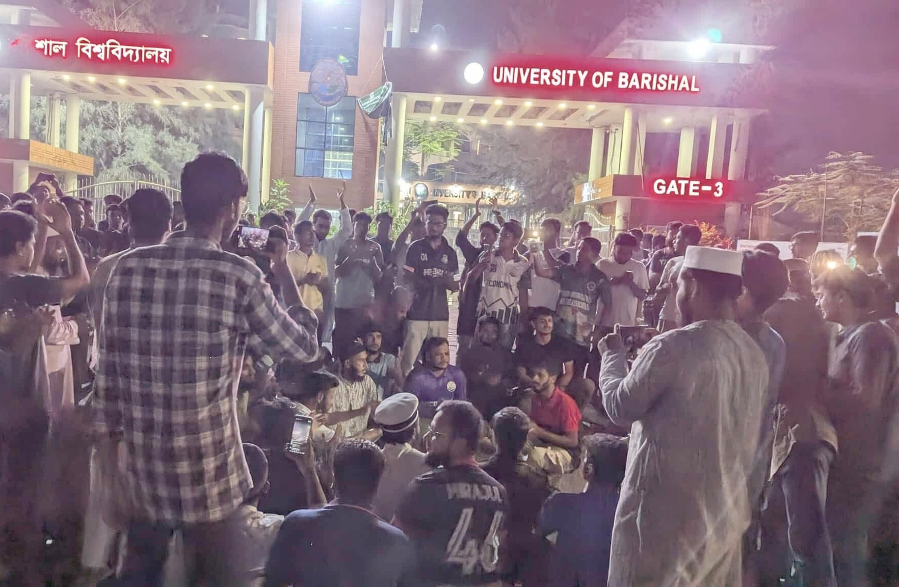 পুরান ঢাকার নৃশংস হত্যাকাণ্ডের প্রতিবাদে ববি শিক্ষার্থীদের বিক্ষোভ মিছিল