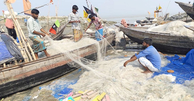 মধ্যরাত থেকে শুরু হচ্ছে মাছ ধরার ওপর ২ মাসের নিষেধাজ্ঞা