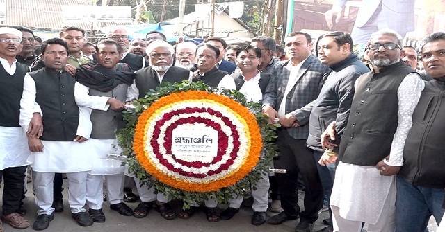 বরিশালে বঙ্গবন্ধুর প্রতিকৃতিতে আওয়ামী লীগের শ্রদ্ধা