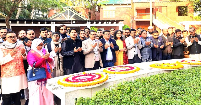 বঙ্গবন্ধুর সমাধিতে বরিশাল বিশ্ববিদ্যালয়ের ৪টি সংগঠনের শ্রদ্ধা নিবেদন