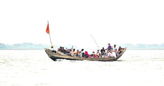 ভোলার নৌপথে ফিটনেসহীন নৌযানে চলাচল