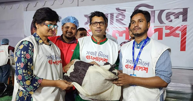 আগুনে পুড়ে যাওয়া চাদর কিনলেন পলক