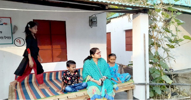 মঠবাড়িয়ায় স্বাবলম্বী হচ্ছেন আশ্রয়ণের বাসিন্দারা 