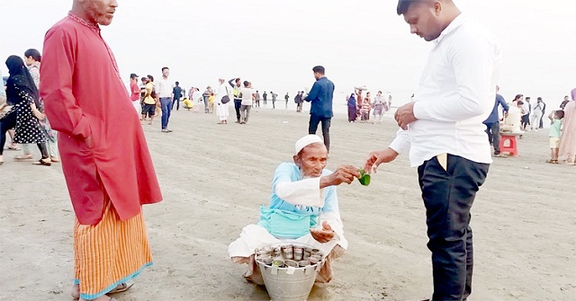 হজে যেতে পান বিক্রি করছেন নব্বই বছরের ইমান আলী