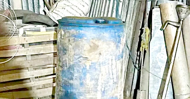 বিএনপি নেতার গোয়ালঘরে মিললো ড্রামভর্তি পেট্রোল