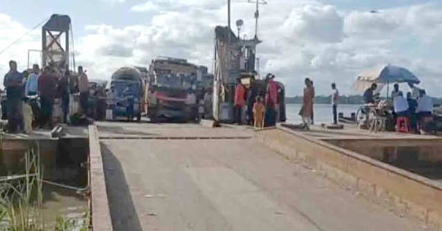 সন্ধ্যা হলেই বন্ধ হয়ে যায় হিজলা-মুলাদী ও কাজিরহাট রুটে ফেরি চলাচল, দুর্ভোগ 