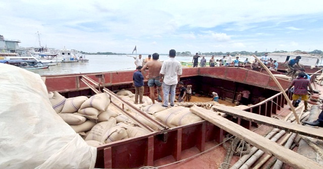 কীর্তনখোলা নদীতে দুর্ঘটনার শিকার ৩০০ টন গমবাহী কার্গো 
