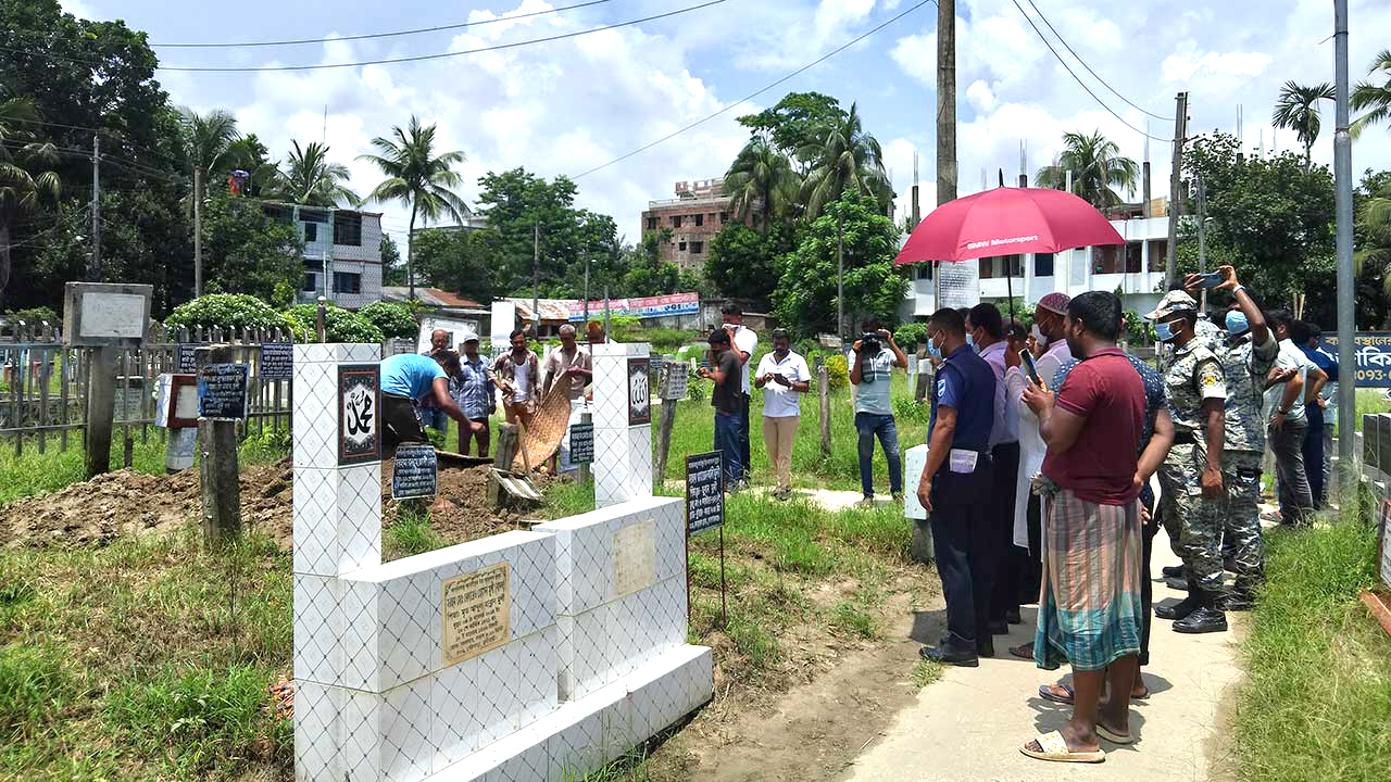 দাফনের ৫ দিন পর গোপালগঞ্জে নিহত ৩ জনের মরদেহ উত্তোলন 
