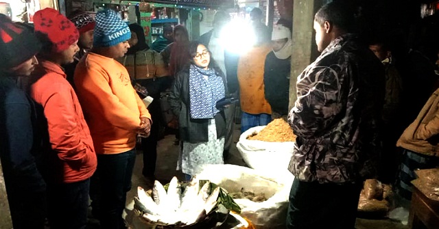 আগৈলঝাড়ায় চিংড়ি মাছে জেলি, ব্যবসায়ীকে জরিমানা