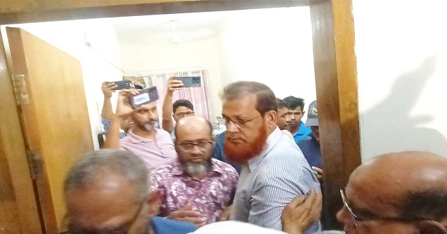 চাপের মুখে ৫ দিনের ছুটি নিয়ে অফিস ছাড়লেন বরিশাল বিভাগীয় স্বাস্থ্য পরিচালক 