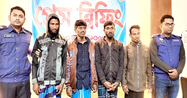 মেঘনার জলদস্যু ফোরকান বাহিনীর ৪ সদস্য আটক 