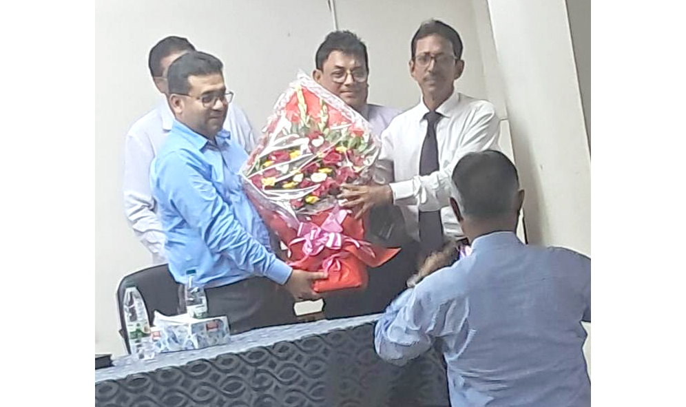 বিচারক রকিবুল ইসলামকে ফুলেল শুভেচ্ছা জানালেন পিপি কাজী বসির উদ্দিন