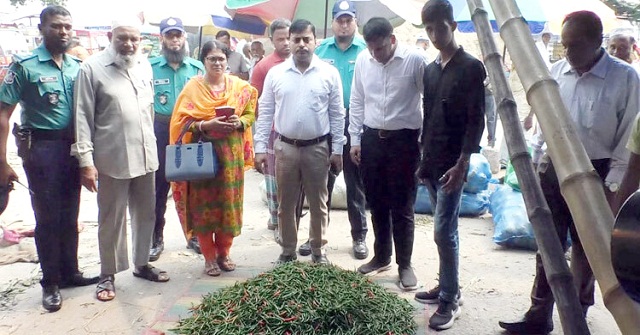 বরিশালে কাঁচা মরিচের আড়তে অভিযান, ৪ দোকানিকে জরিমানা