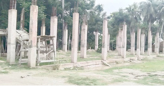মুলাদীতে পাইলিং ও খুঁটি নির্মাণের পর বন্ধ স্কুল ভবন তৈরির কাজ