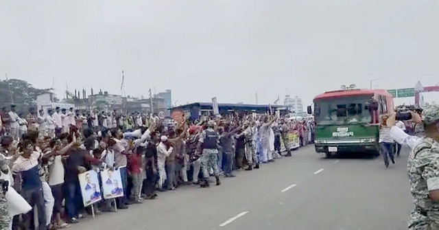  পৌঁছেছেন প্রধানমন্ত্রী, সংবর্ধনা জানাতে বরিশালে ৪০ কি.মি. মানবপ্রাচীর