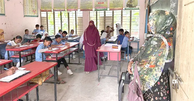 বাউফলে কর্মবিরতিতে শিক্ষকরা, পরীক্ষা নিলেন অভিভাবকরা