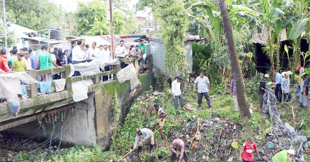 বরিশালে জলাবদ্ধতা নিরসনে খাল পরিষ্কার অভিযান শুরু