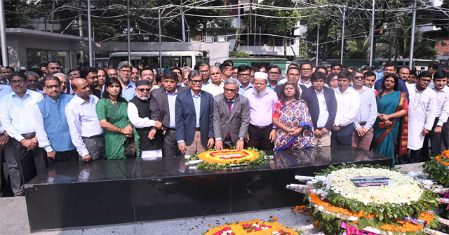 বঙ্গবন্ধুর প্রতিকৃতিতে  ঢাবির নবনিযুক্ত উপাচার্যের শ্রদ্ধা নিবেদন