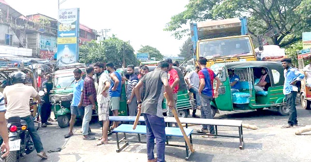 চার দফা দাবিতে মহাসড়কে বরিশাল বিশ্ববিদ্যালয়ের শিক্ষার্থীরা