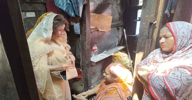 বরিশালে অগ্নিকাণ্ডে ক্ষতিগ্রস্ত পরিবারের পাশে বিএনপি নেত্রী নাসরিন