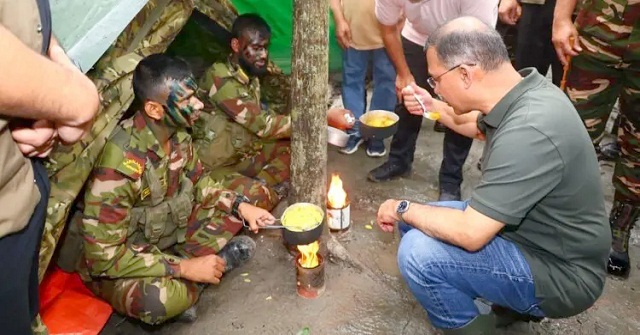  বাবুগঞ্জে সেনাদের গ্রীষ্মকালীন মহড়ায় যুদ্ধক্ষেত্রের খাবার খেলেন প্রধানমন্ত্রী