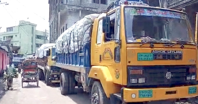 মজুরি বৃদ্ধির দাবিতে ঝালকাঠিতে হ্যান্ডেলিং শ্রমিকদের ধর্মঘট চলছে