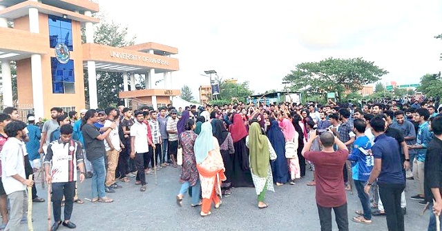 শিক্ষার্থীদের ওপর হামলার প্রতিবাদে বরিশাল-কুয়াকাটা সড়ক অবরোধ