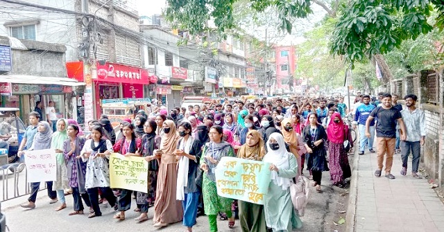চার দফা দাবিতে বিএম কলেজে শিক্ষার্থীদের বিক্ষোভ