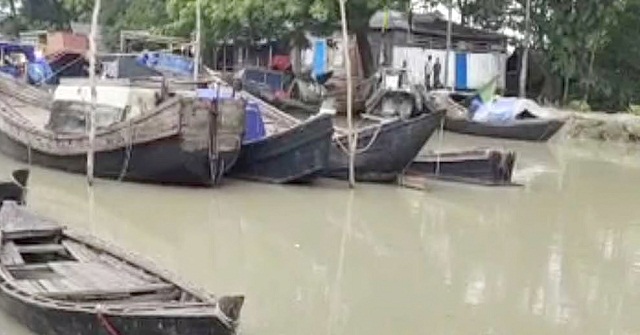 পাথরঘাটায় বলেশ্বর নদীতে ৯ যাত্রী নিয়ে বন বিভাগের ট্রলারডুবি, নিখোঁজ ১