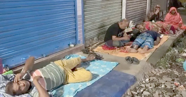 কলকাতায় রাস্তায় রাত কাটাচ্ছেন বাংলাদেশিরা