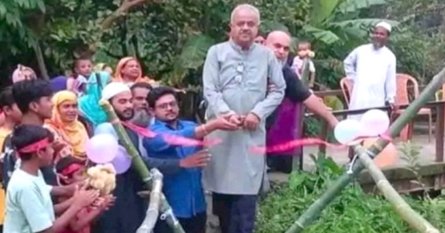  উজিরপুরে লাল ফিতা কেটে বিএনপি নেতার বাঁশের সাকোর উদ্বোধন ঘিরে সমালোচনা ঝড় 