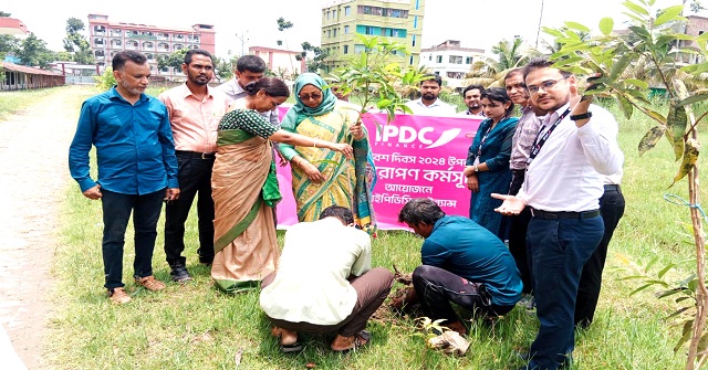 বরিশালে আইপিডিসি ফাইন্য‍ান্সের বৃক্ষ রোপন কর্মসূচি পালন