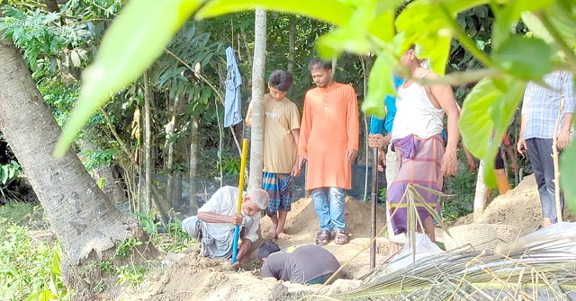 নারায়ণগঞ্জে গ্যাস বিস্ফোরণে নিহত একই পরিবারের ৫ সদস্যকে পাশাপাশি কবরে সমাহিত 