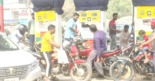 বরিশালে‘হুজুগে’ পাম্পে পাম্পে তেল কেনার হিড়িক