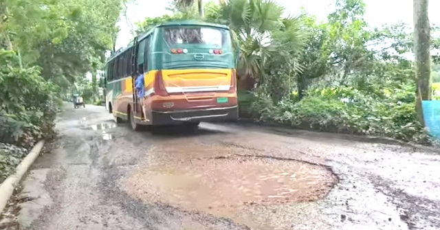 বানারীপাড়ায় সড়কের বেহাল দশা, খানাখন্দে বাড়ছে দুর্ঘটনা 