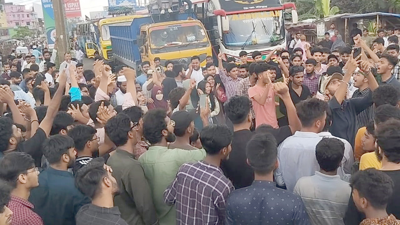 ৬ ঘণ্টা ধরে ঢাকা-বরিশাল মহাসড়ক অবরোধ করে রেখেছেন শিক্ষার্থীরা