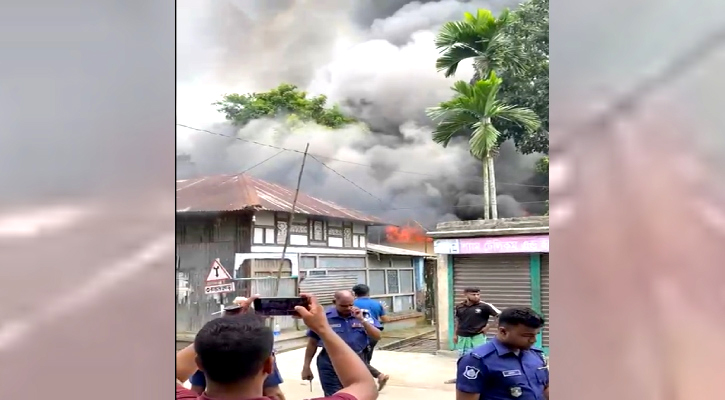 মহানবীকে নিয়ে কটূক্তি, অভিযুক্ত যুবকের বাড়ি ও পাশের মাজারে আগুন
